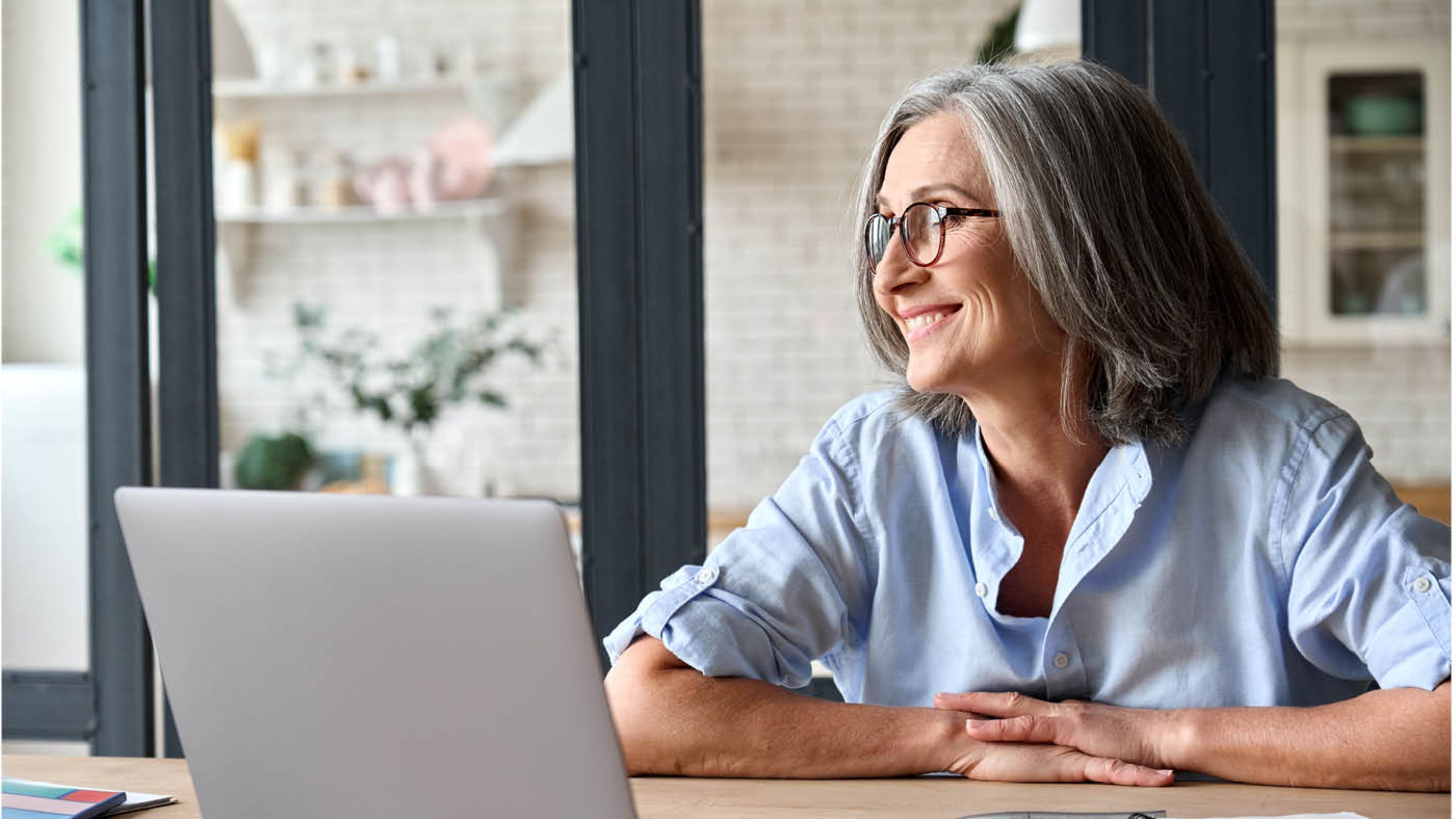 Eine Seniorin studiert am Notebook das Angebot von Pro Senectute