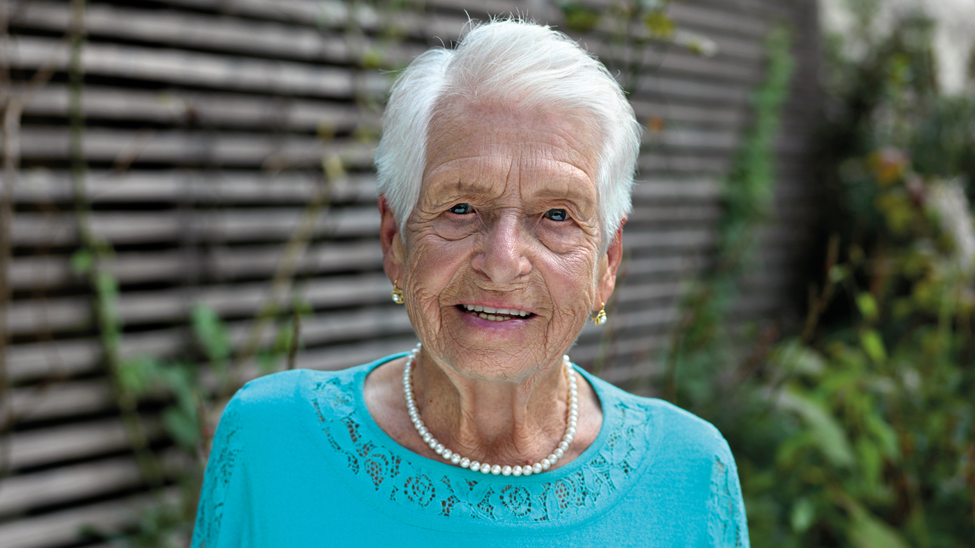 Ältere Dame lächelt in die Kamera